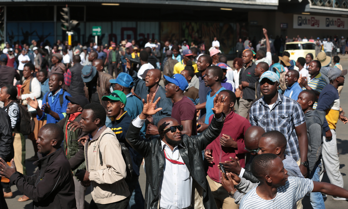 Policija suzavcem i palicama rastjerala antivladine prosvjednike u Zimbabveu